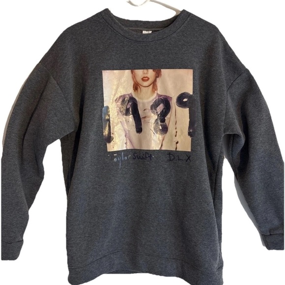 Taylor Swift 1989 Gray Crew Neck TS DLX Graphic Unisex Cozy Sweatshirt - Picture 1 of 4